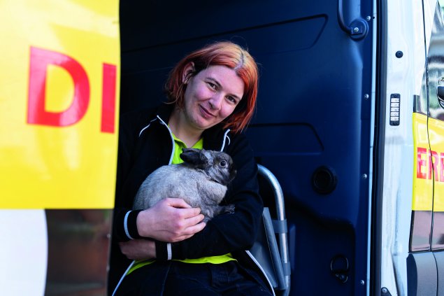 Yvonne de Wit voor de dierenambulance